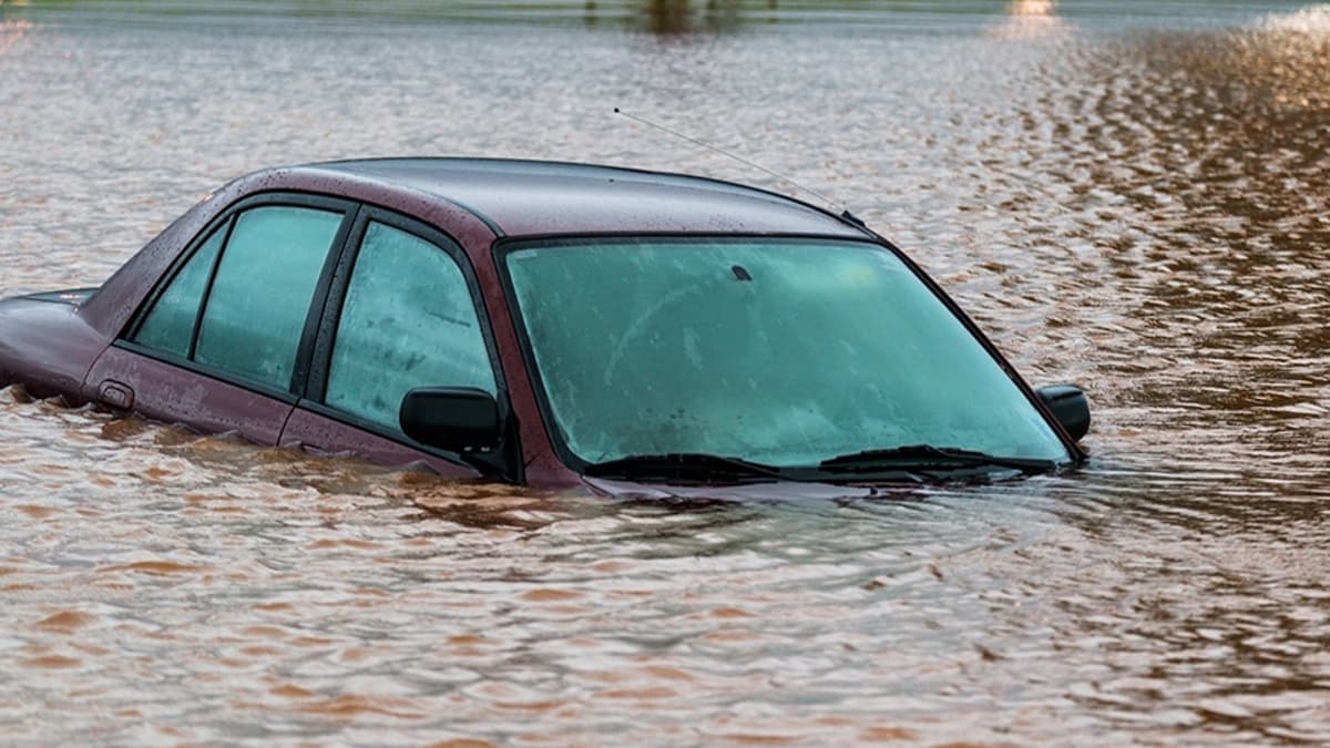 Car Insurance: क्या बाढ़ से क्षतिग्रस्त वाहन को कार बीमा कवर करती है, यहां जानें
