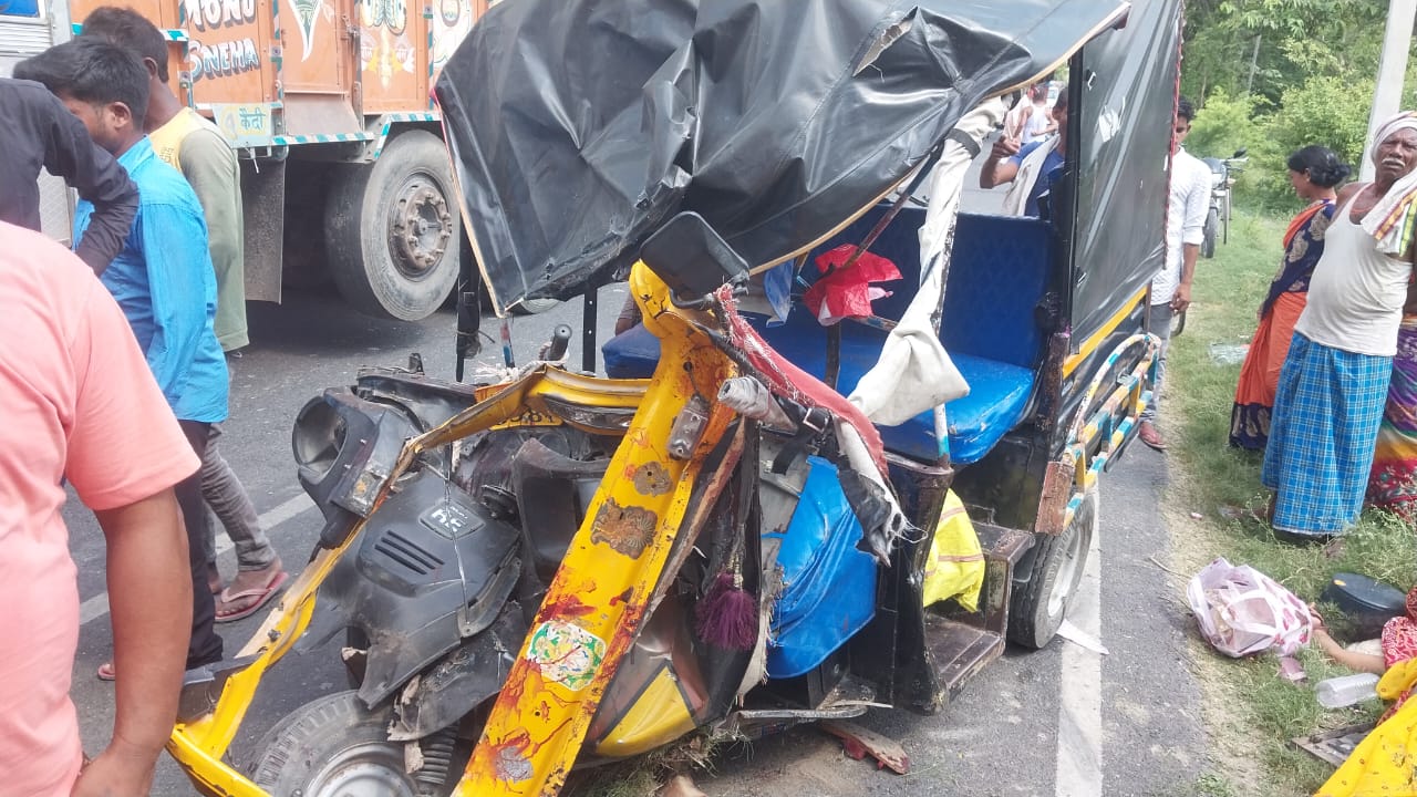 हाजीपुर में भीषण सड़क हादसा, तेज रफ्तार ट्रक ने श्रद्धालुओं से भरी ऑटो में मारी टक्कर, छह की मौत