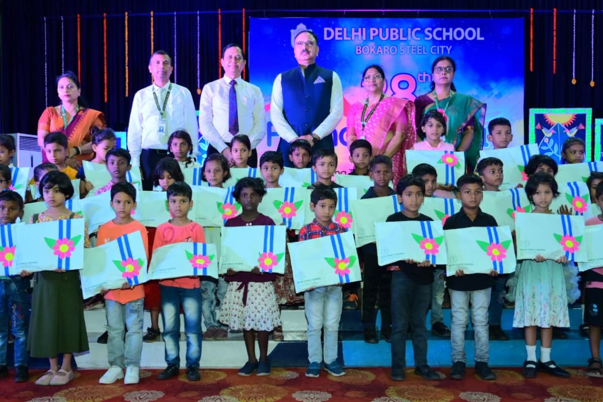 बोकारो में डीजीपी ने विद्यार्थियों को सोशल मीडिया का संतुलित इस्तेमाल करनी की दी सलाह