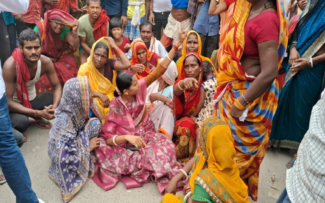 Bihar By Election: रूपौली उपचुनाव में पुलिस पर वोटर को पीटने का आरोप, धरने पर बैठीं प्रत्याशी की पत्नी