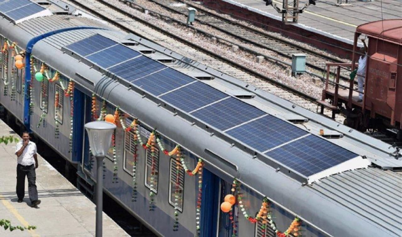 Green Technology: सौर ऊर्जा से चलेंगे ट्रेनों में पंखे-बल्ब और एसी, हटेंगे अब पावर कार