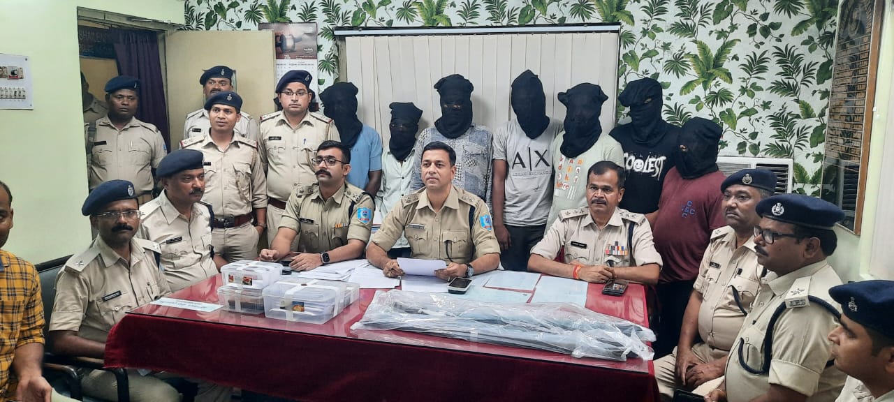 शराब दुकान लूटकांड में अंतरराज्यीय गिरोह के आठ अपराधी गिरफ्तार, 55 पेटी विदेशी शराब जब्त