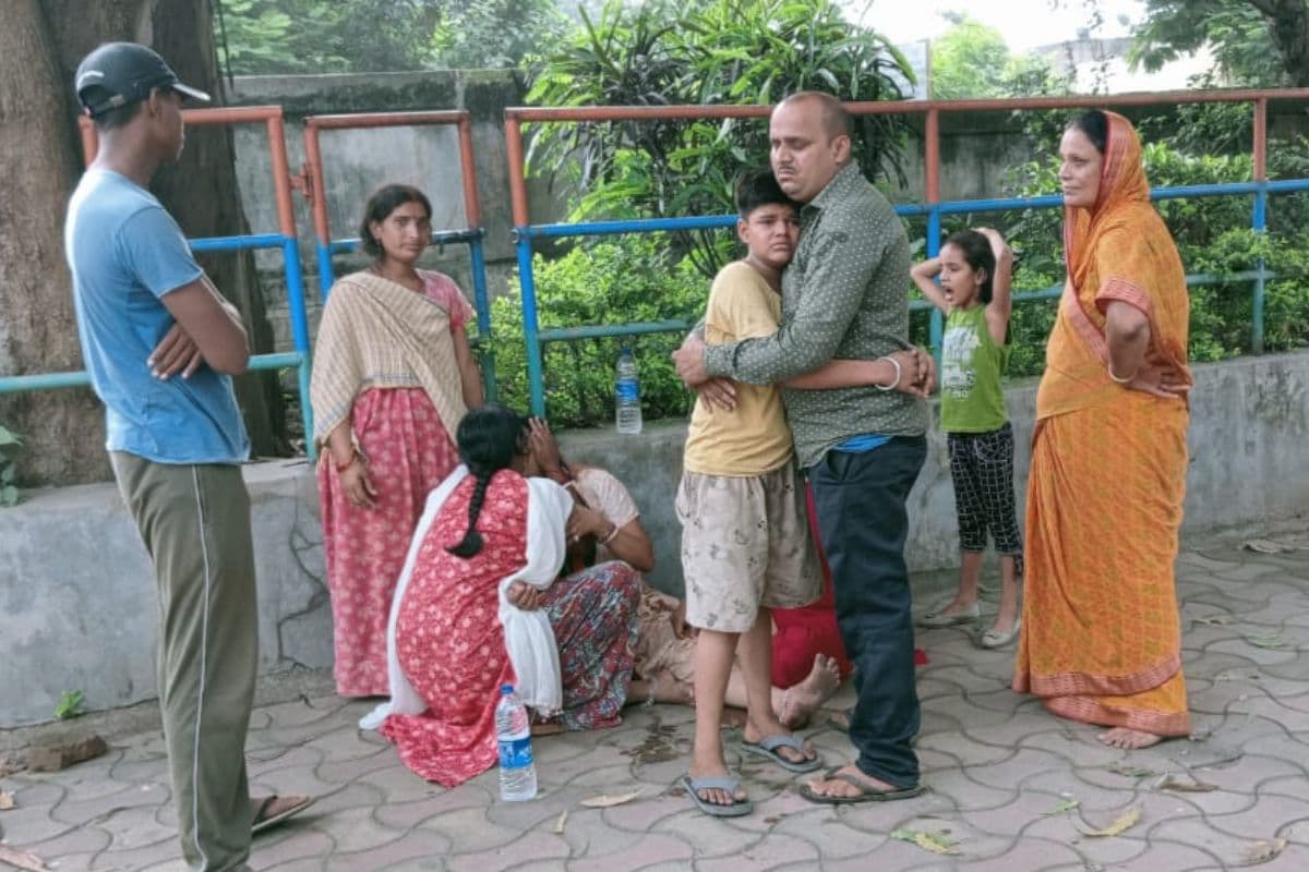 रोते-बिलखते परिजन रोते-बिलखते परिजन