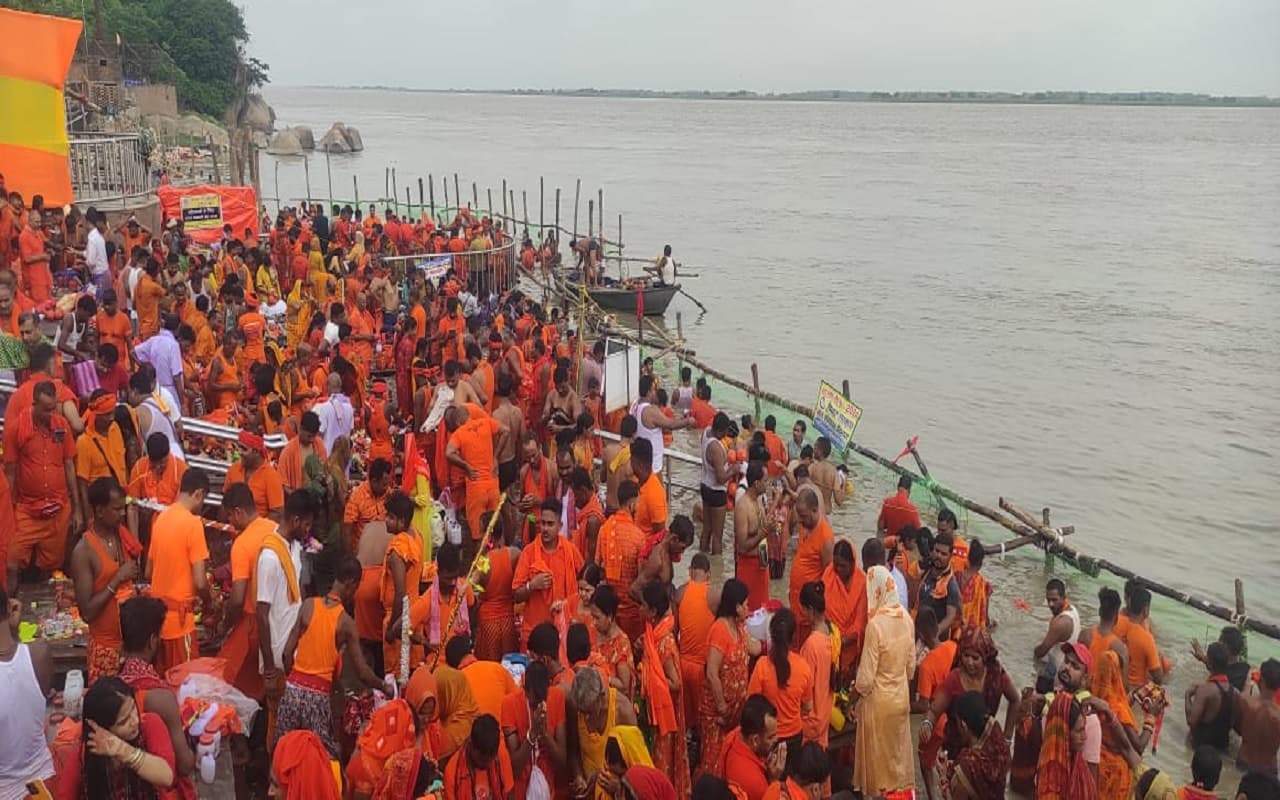 PHOTOS: सुल्तानगंज में पहली सोमवारी के दिन उमड़े शिवभक्त, देखिए श्रावणी मेले में गंगा घाट का विहंगम नजारा….