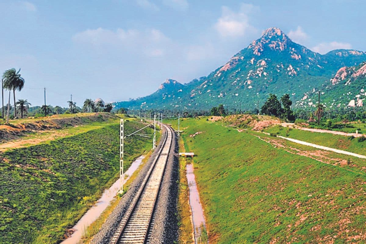 Indian Railways: मोहनपुर-हंसडीहा रेल लाइन पर बनेगा त्रिकुट हॉल्ट, रेल मंत्रालय ने दी स्वीकृति