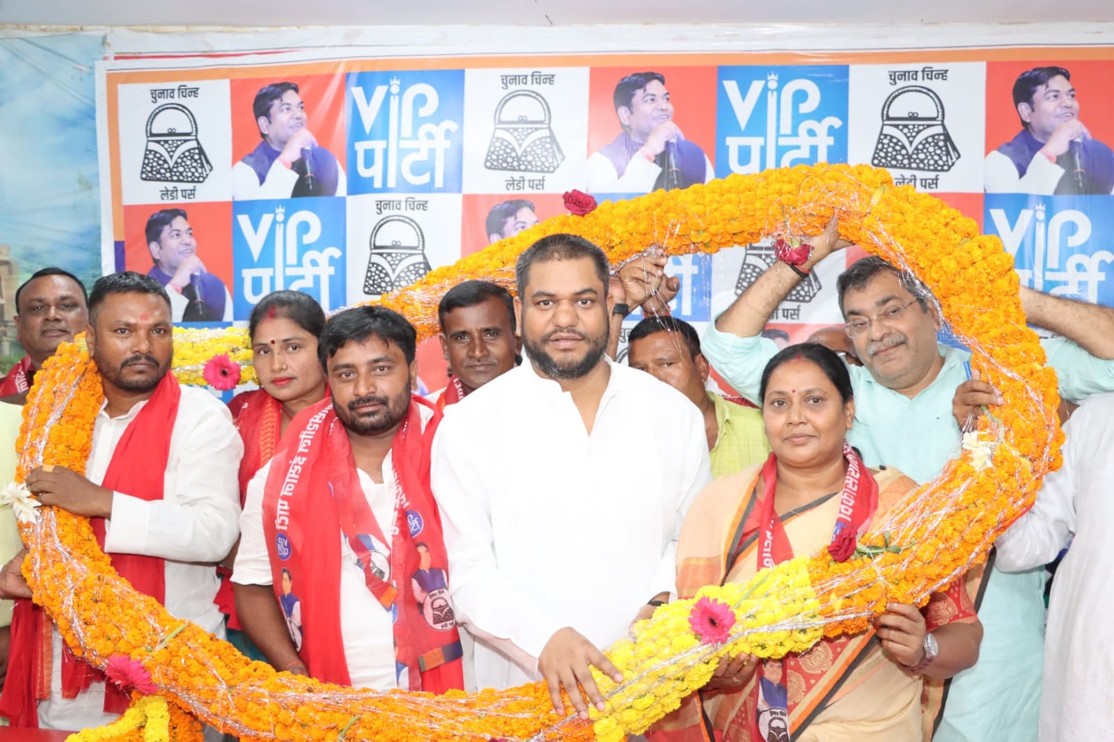 Bihar Politics: रोहतास और औरंगाबाद के सैकड़ों नेताओं ने ली वीआईपी की सदस्यता