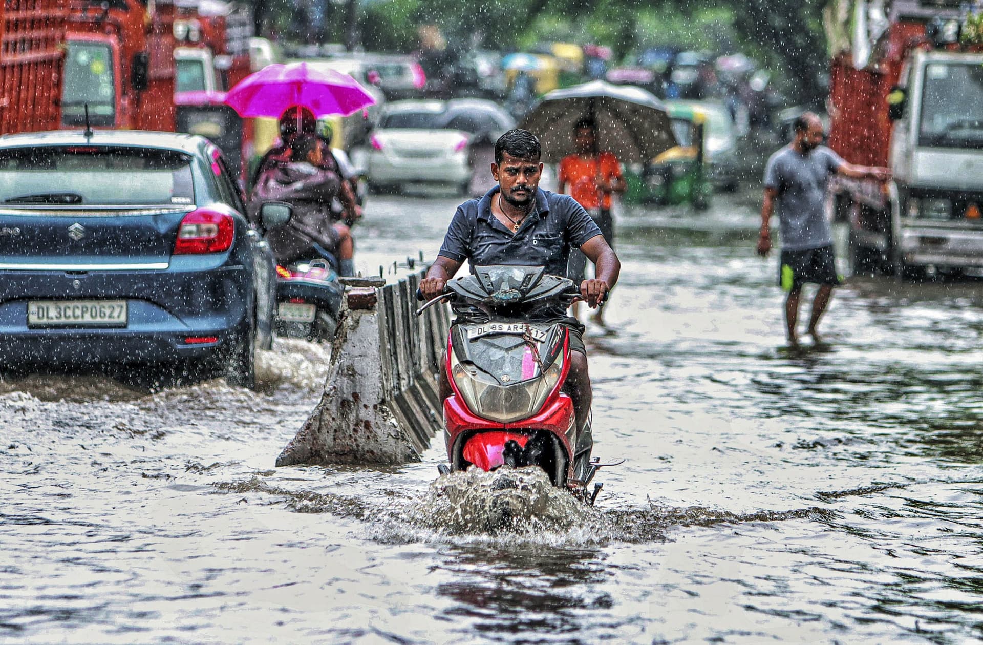 दिल्ली-यूपी से लेकर उत्तराखंड में भारी बारिश का अलर्ट, तेज हवा चलने की चेतावनी, जानिए देश भर के मौसम का हाल
