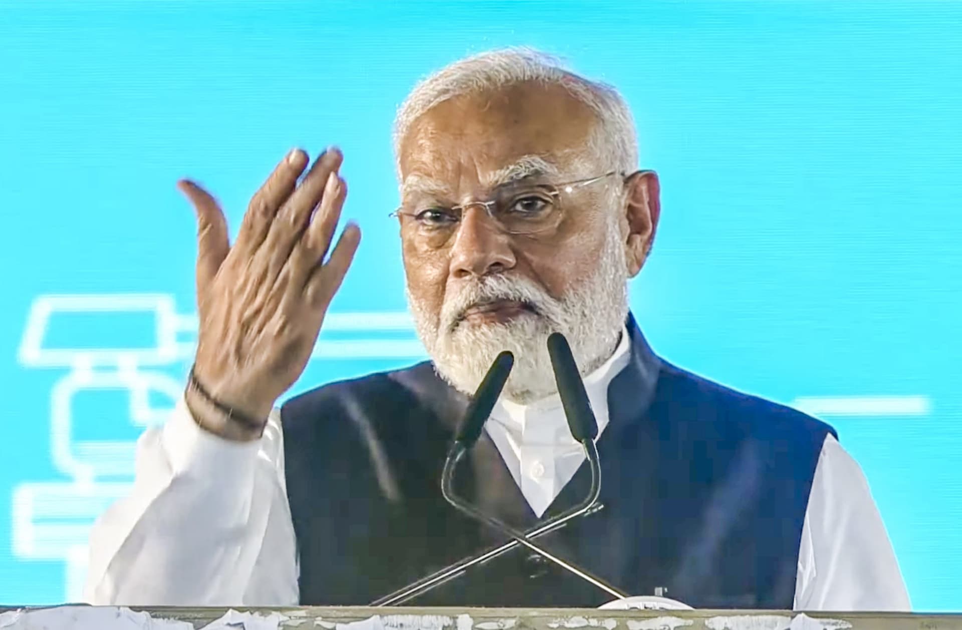 PM Modi in Maharashtra: पीएम मोदी ने मांगी माफी, कहा- हमारे लिए छत्रपति शिवाजी आराध्य देव