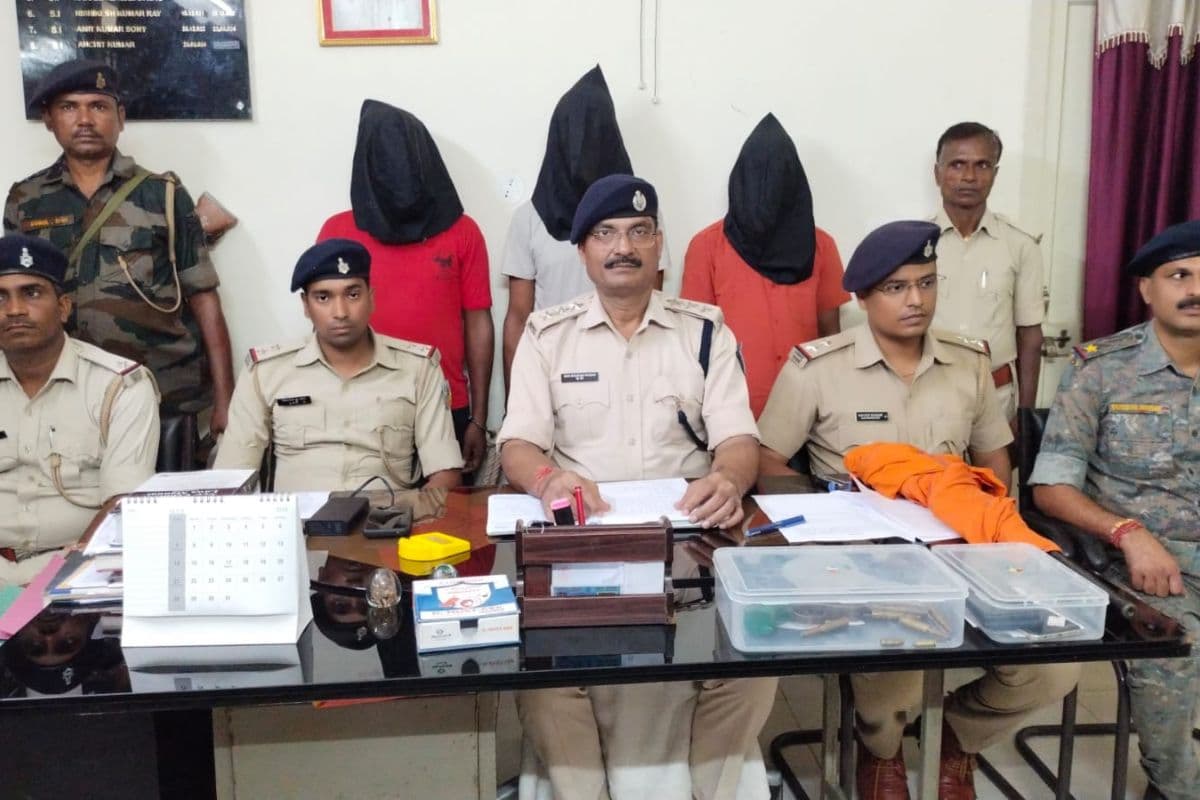 पलामू में JJMP के तीन उग्रवादी हथियार के साथ अरेस्ट, लेवी वसूली के लिए जाने के दौरान हुई गिरफ्तारी