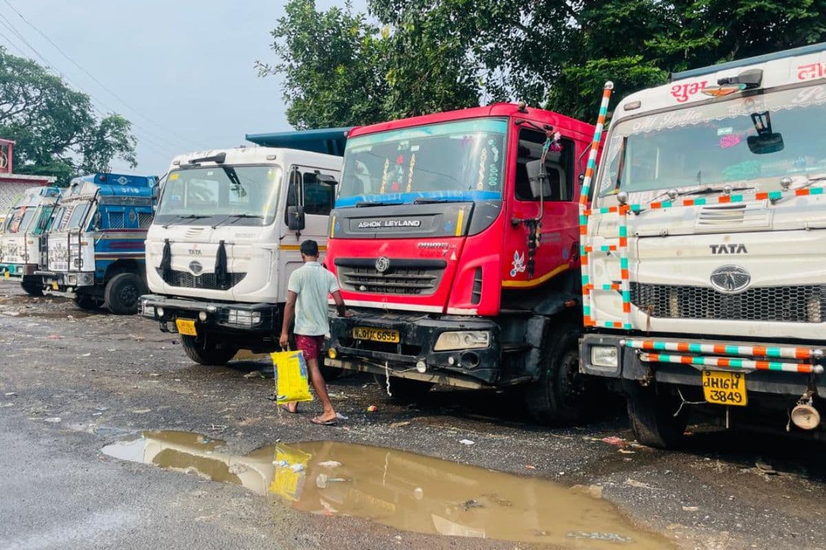 झारखंड के बरहरवा से 50 किलोमीटर दूर बांग्लादेश बॉर्डर से आयात-निर्यात पर रोक, ट्रकों के थमे पहिए, कारोबार प्रभावित