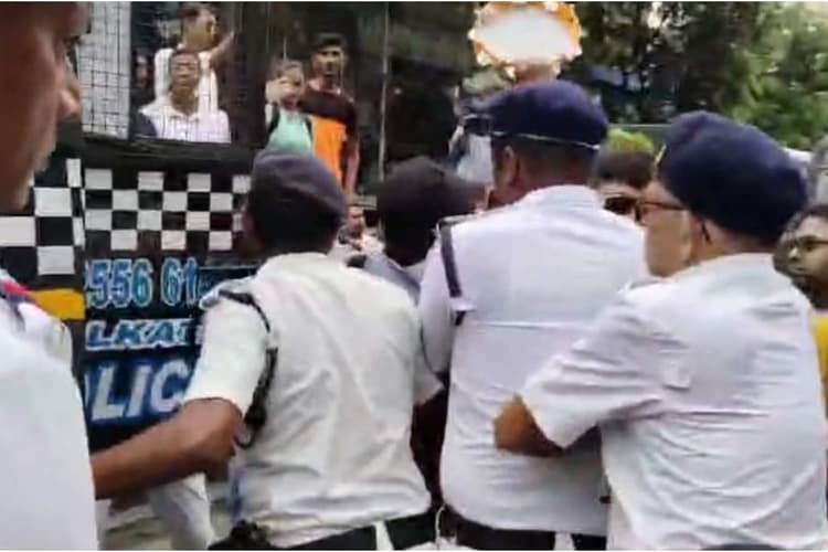 R G Kar Hospital Incident : काेलकाता में पुलिस ने खोला भाजपा का धरनामंच, मचा हंगामा कई समर्थक गिरफ्तार
