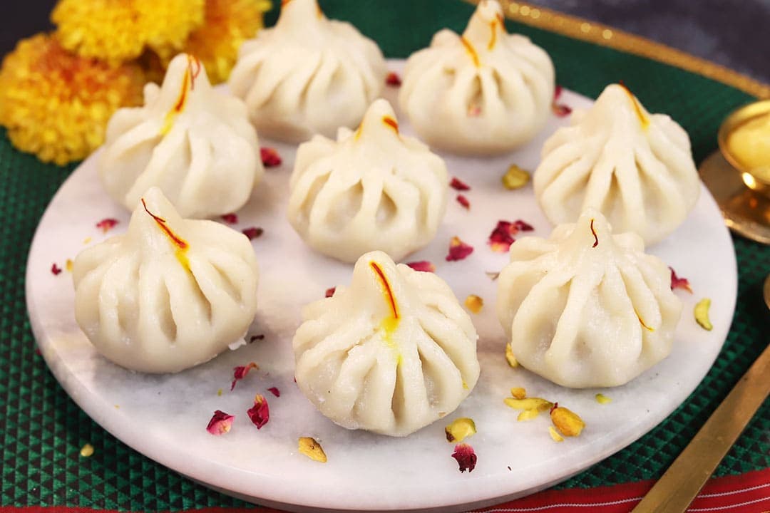 Ganesh Chaturthi Recipe: इस चतुर्थी गणेशजी को भोग लगाएं उनके मन पसंदीदा मोदक का, जानें बनाने की विधि