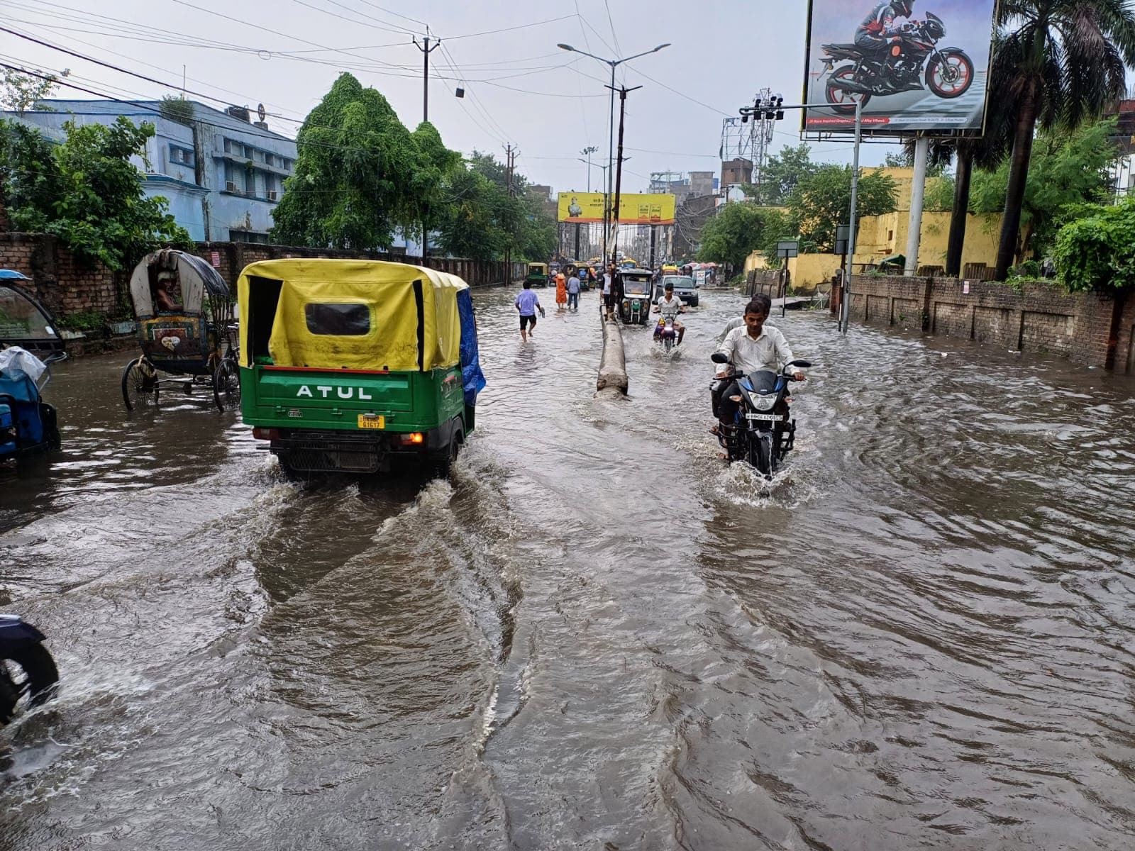 मुजफ्फरपुर: हल्की बारिश से डूबी सड़कें, पढ़िए स्मार्ट प्रोजेक्ट पर क्यों खड़े हो रहे सवाल….