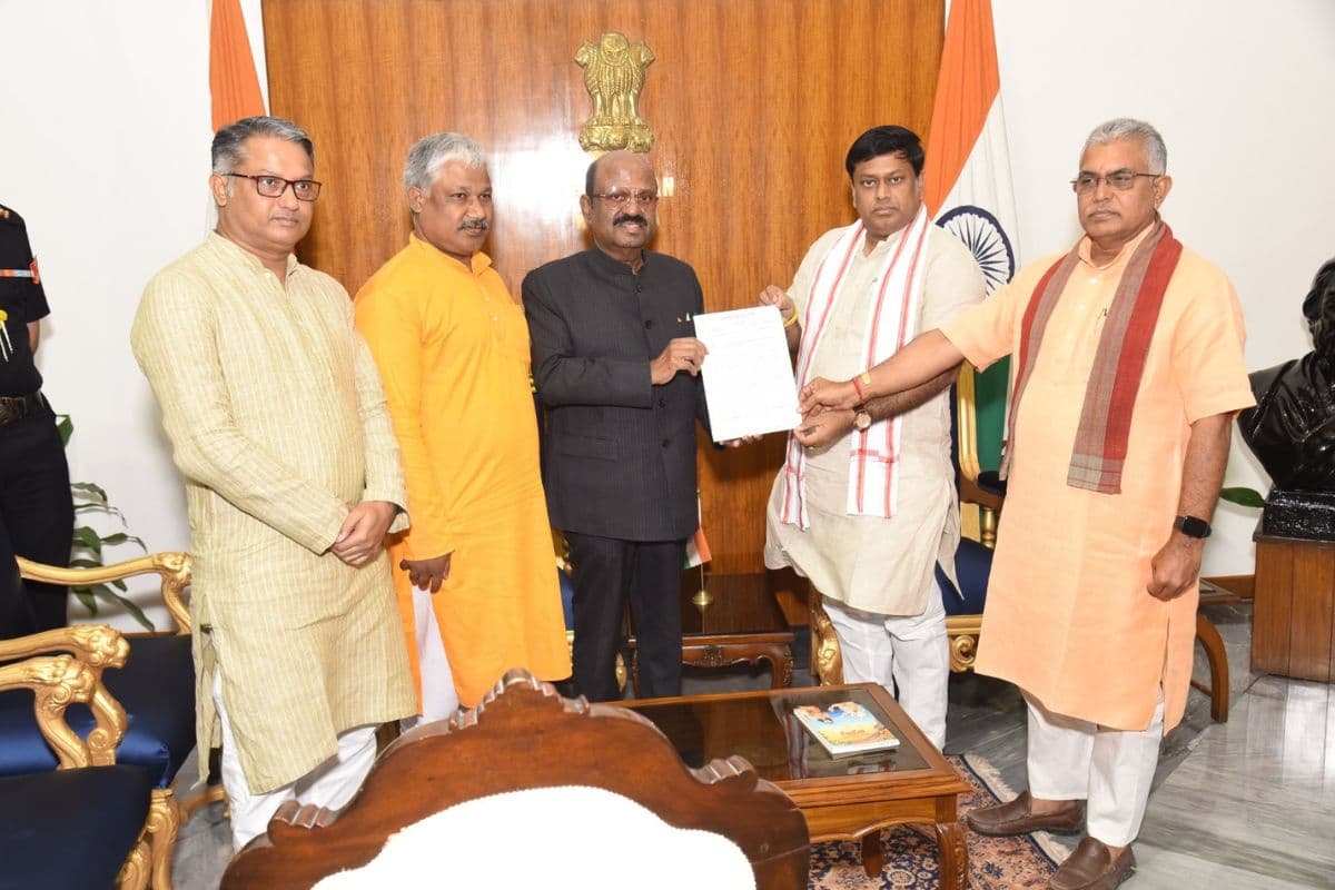 Kolkata Doctor Murder Case: ममता सरकार की शिकायत करने राजभवन पहुंचे दिलीप और सुकांत, दिल्ली रवाना हुए राज्यपाल