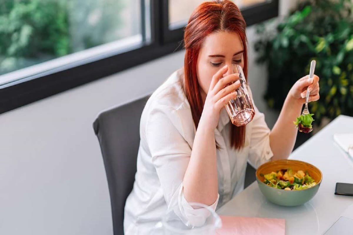 Drink Water: खाना खाने के कितने घंटे बाद पानी पीना चाहिए? खाने के तुरंत बाद पानी पीने के नुकसान