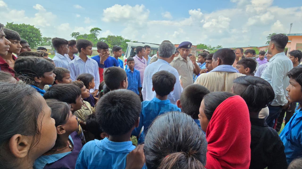 Bihar News: पश्चिम चंपारण में सहायक शिक्षक ने हेड मास्टर को पीटा, जाने क्या है मामला