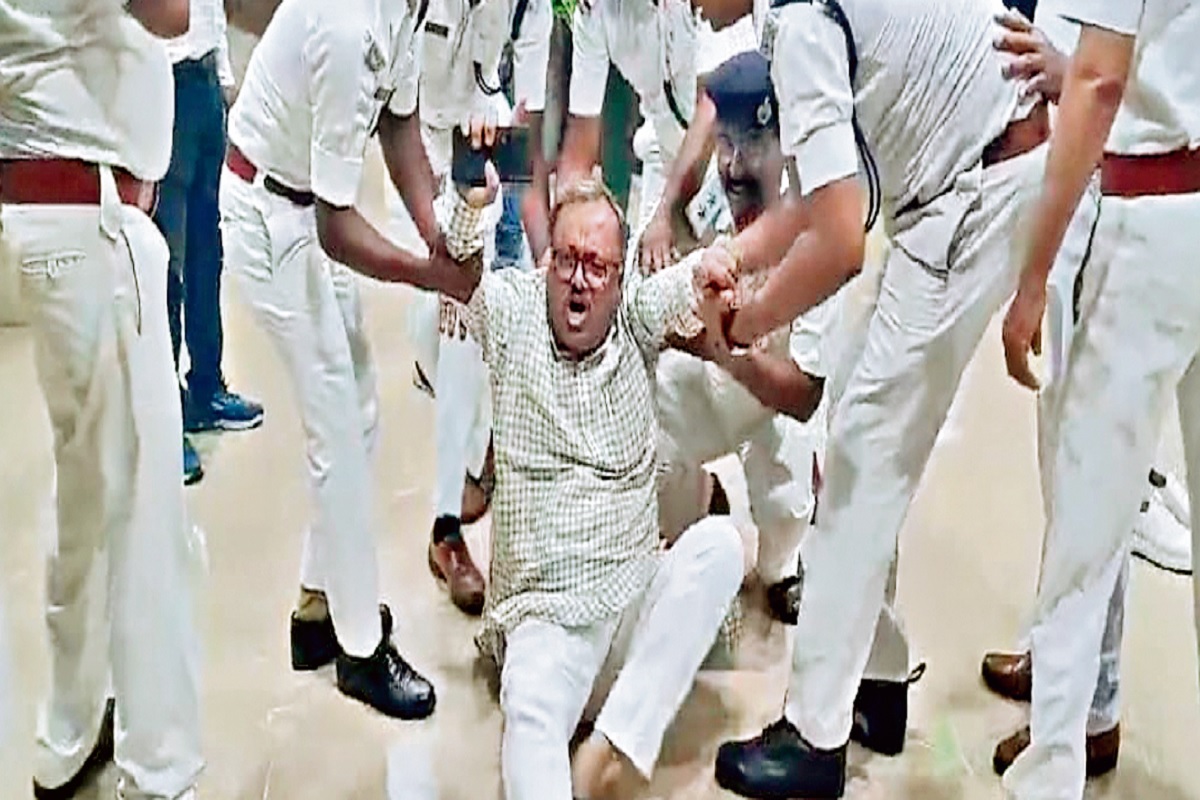 झारखंड में सियासी पारा हाई, देर रात सदन से खींच कर निकाले गये विधायक, भाजपा नेताओं ने सरकार के खिलाफ खोला मोर्चा