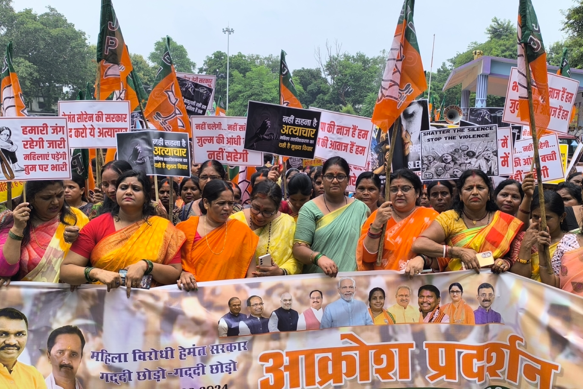 बीजेपी महिला मोर्चा ने हेमंत सरकार के खिलाफ किया प्रदर्शन, अध्यक्ष बोलीं असुरक्षित हैं महिलाएं, भ्रष्टाचार का बोलबाला