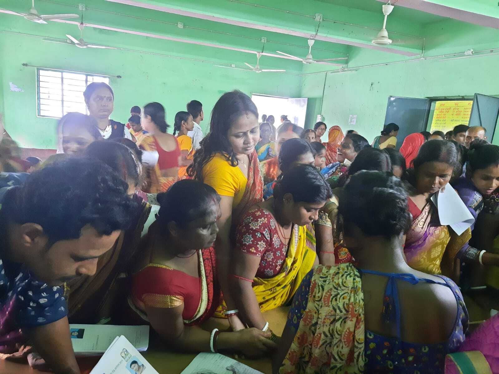 सर्वर डाउन रहने से मुख्यमंत्री मंईयां सम्मान योजना का नहीं हुआ रजिस्ट्रेशन, फॉर्म की भी किल्लत, महिलाओं में दिखा आक्रोश