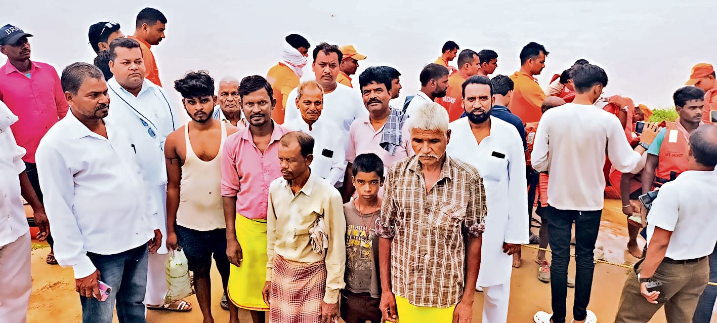 Sasaram News: सोन टीले से 18 किसानों को एनडीआरएफ ने किया रेस्क्यू, अपना घर छोड़कर आने को नहीं थे तैयार, रेस्क्यू के लिए करनी पड़ी मशक्कत