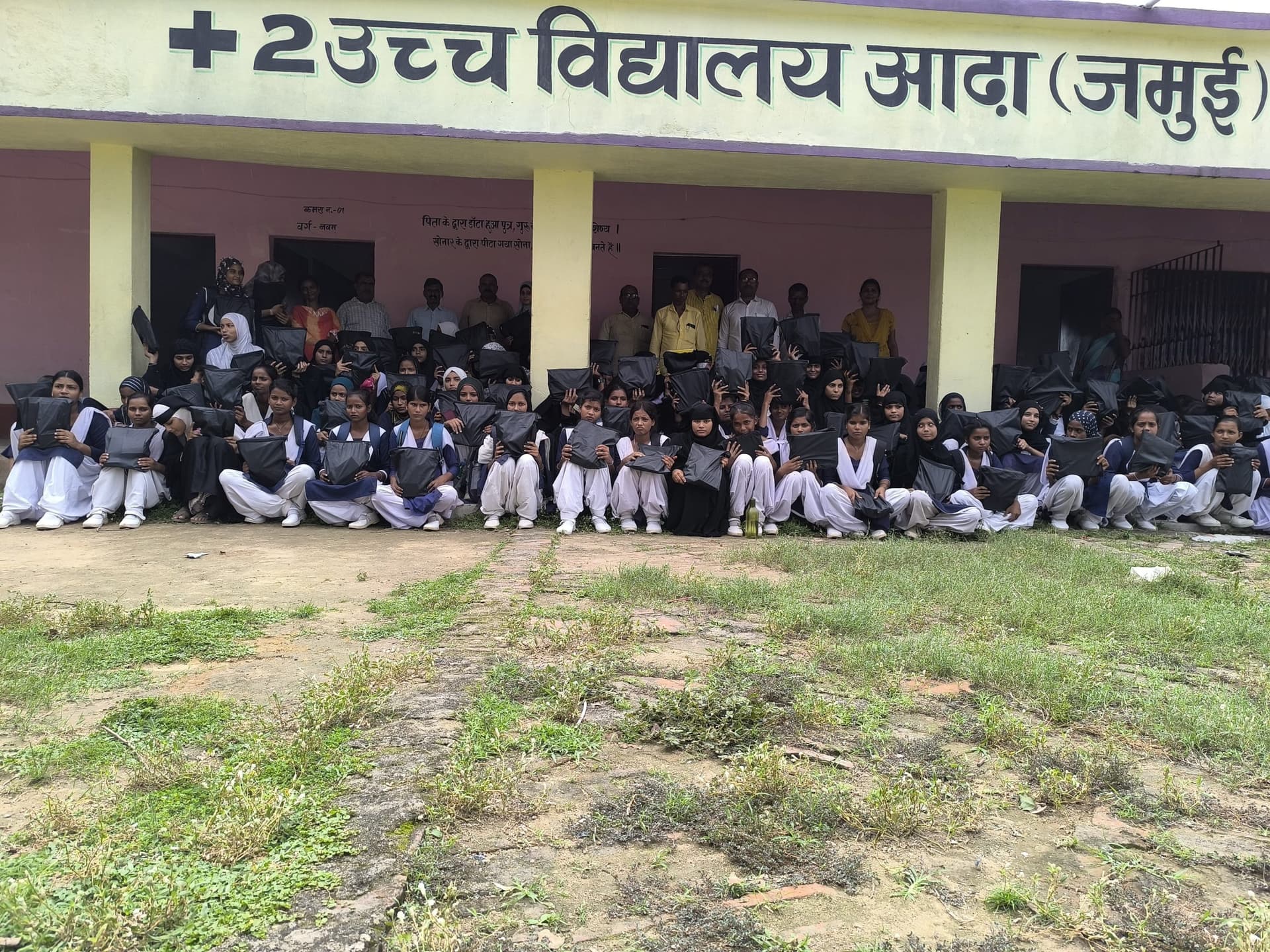 छात्र-छात्राओं के बीच एलईपी किट का  वितरण