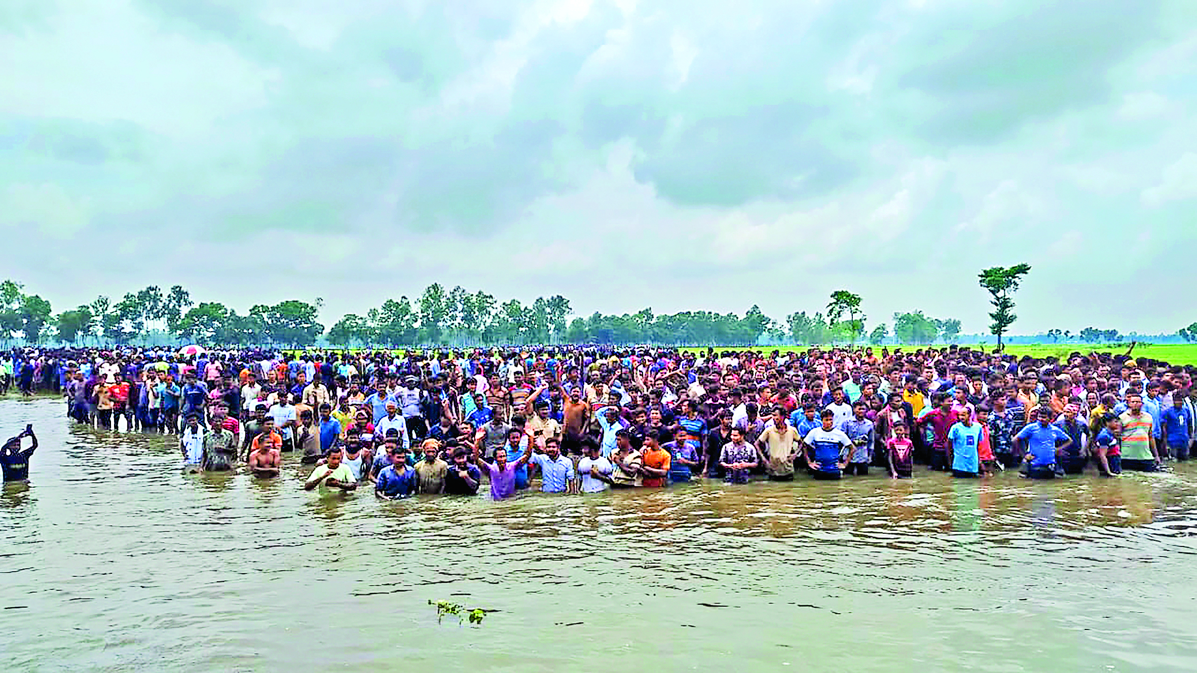 बड़ी संख्या में सीमा पर जुटे बांग्लादेशी भारत आना चाहते हैं, बीएसएफ ने रोका