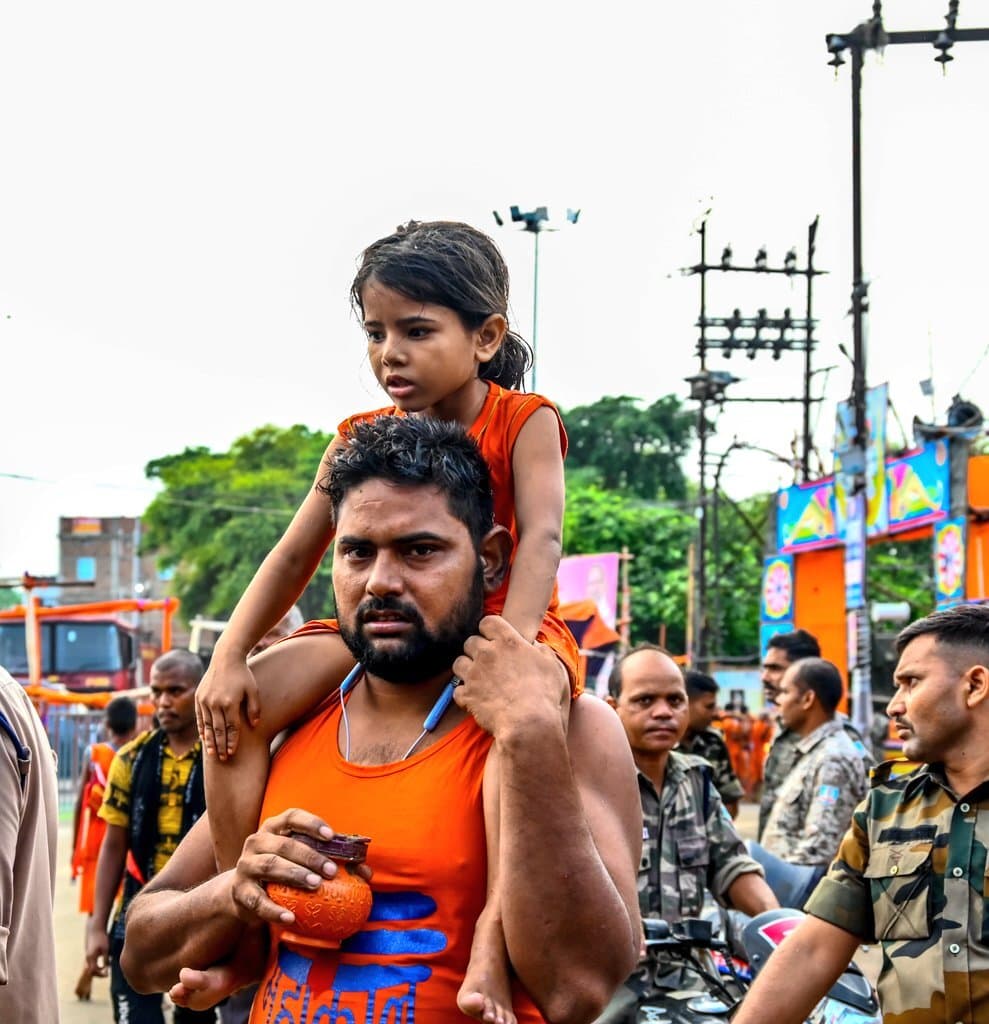 ठंडी फुहार के बीच रूटलाइ़न में चलते रहे कांवरिये