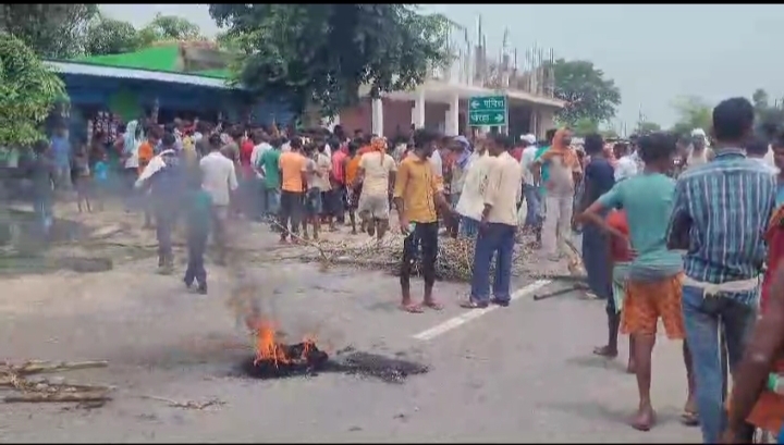 पुलिसिया पूछताछ के लिए दो महिलाओं को ले जाने से नाराज लोगों ने किया रोड जाम