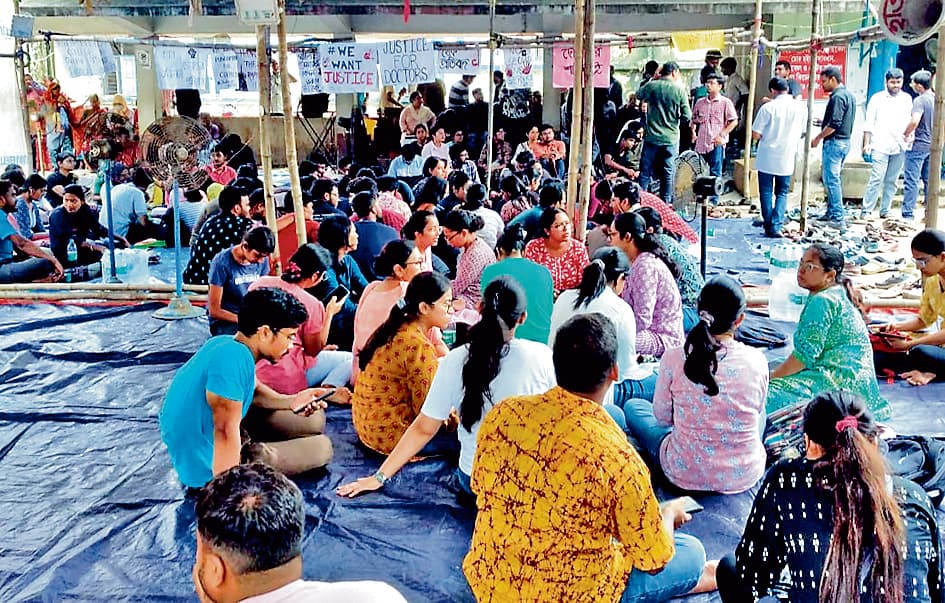 बांकुड़ा मेडिकल कॉलेज अस्पताल में जूनियर डॉक्टरों का धरना पांचवें दिन भी जारी रहा