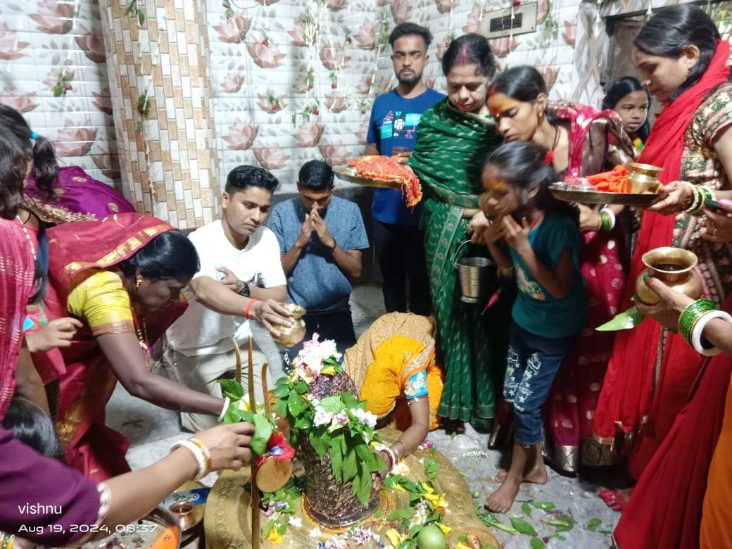 भक्तों ने अंतिम सोमवारी पर शिवालयों में की पूजा