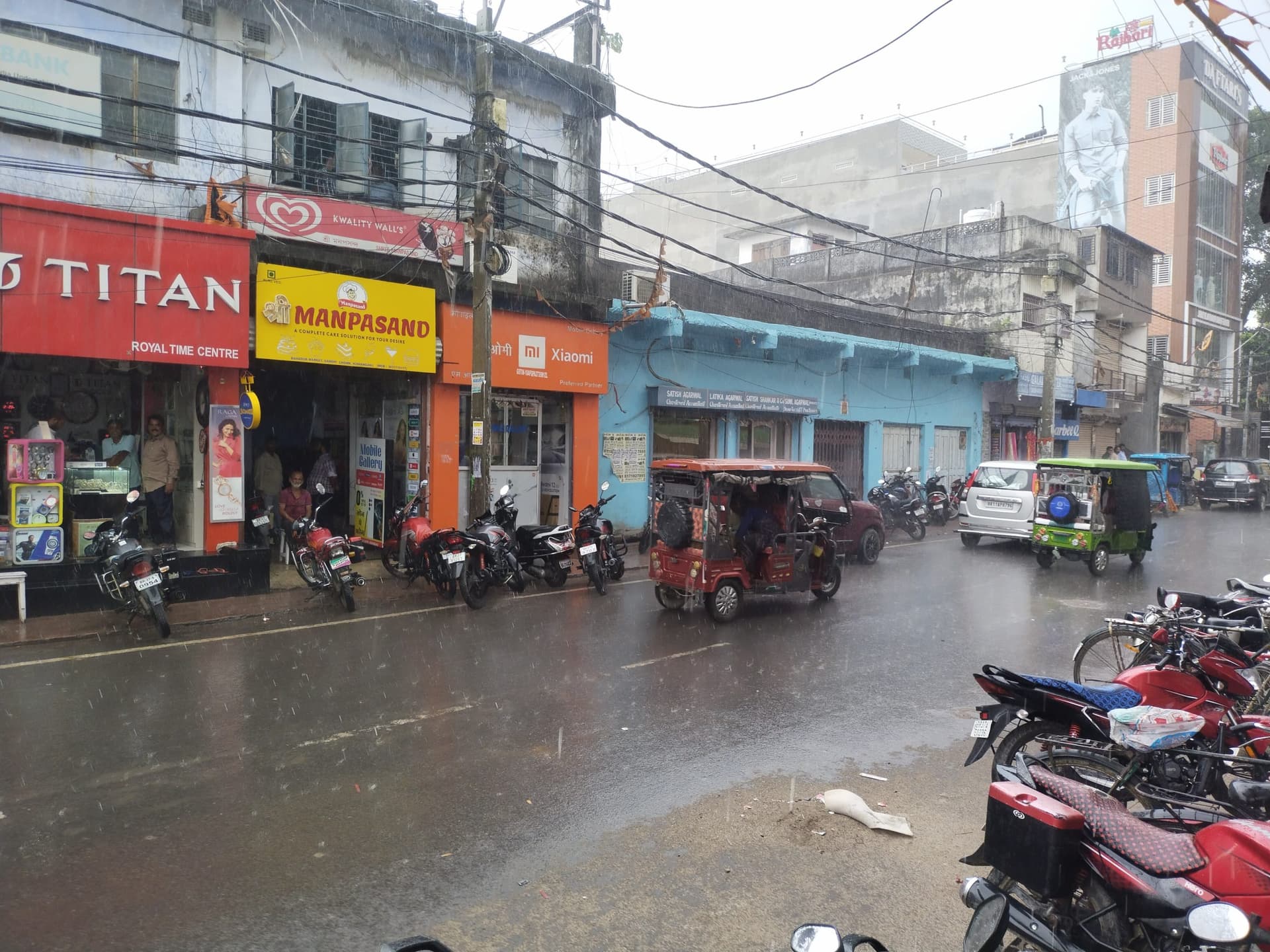 झमाझम बारिश से मौसम हुआ सुहाना, गर्मी से मिली राहत