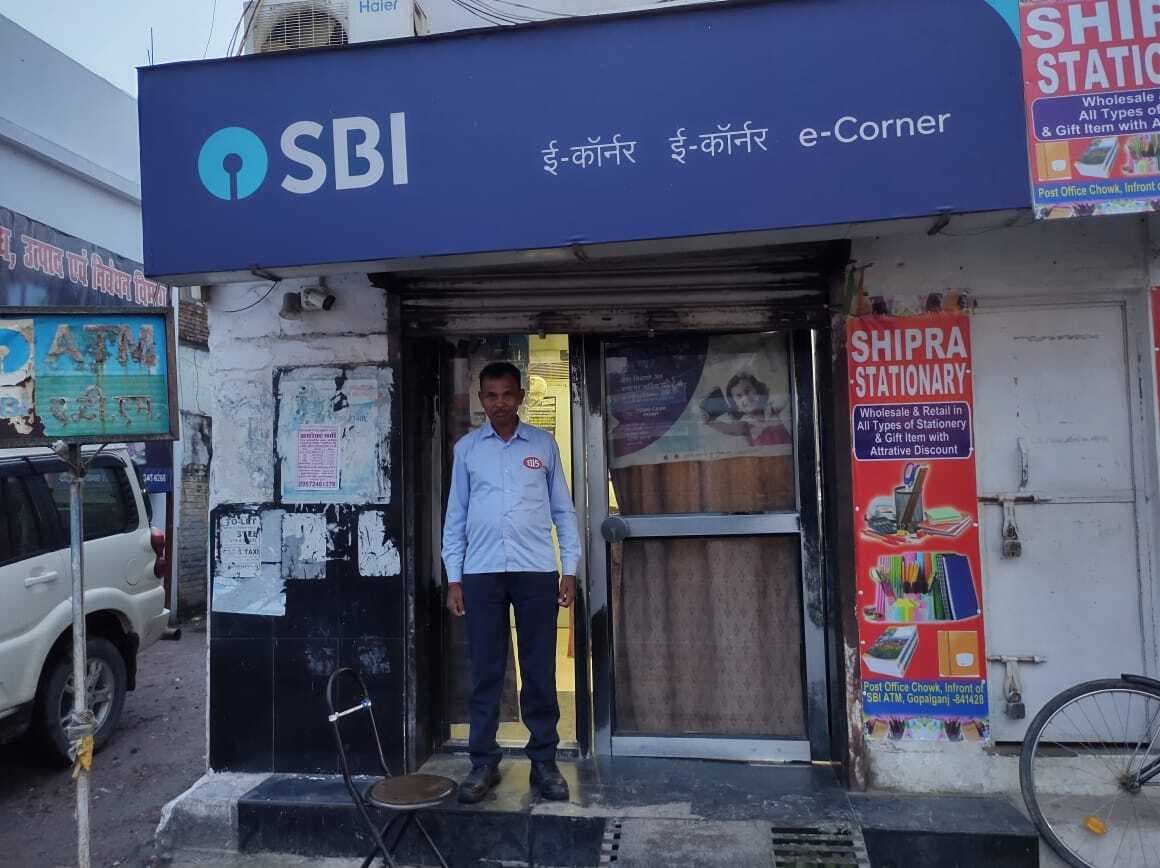 एटीएम से फ्रॉड करने वाले गैंग के दो शातिर गिरफ्तार, नकद और 34 कार्ड किये गये जब्त
