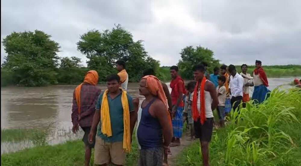 कोसी नदी की उपधारा में मिला वृद्ध का शव, सनसनी कोसी नदी की उपधारा में मिला वृद्ध का शव, सनसनी