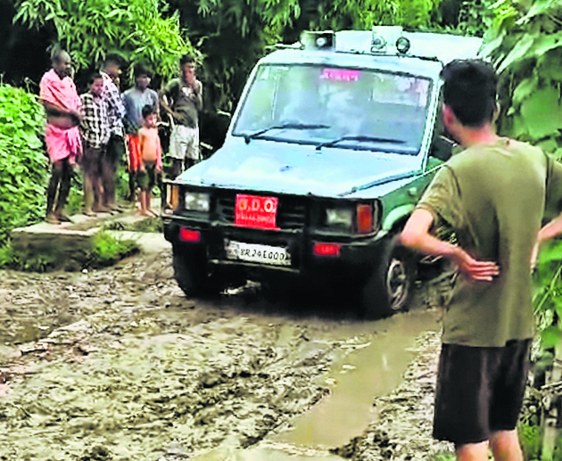 …और बीडीओ की गाड़ी कचरे में ही फंस गयी