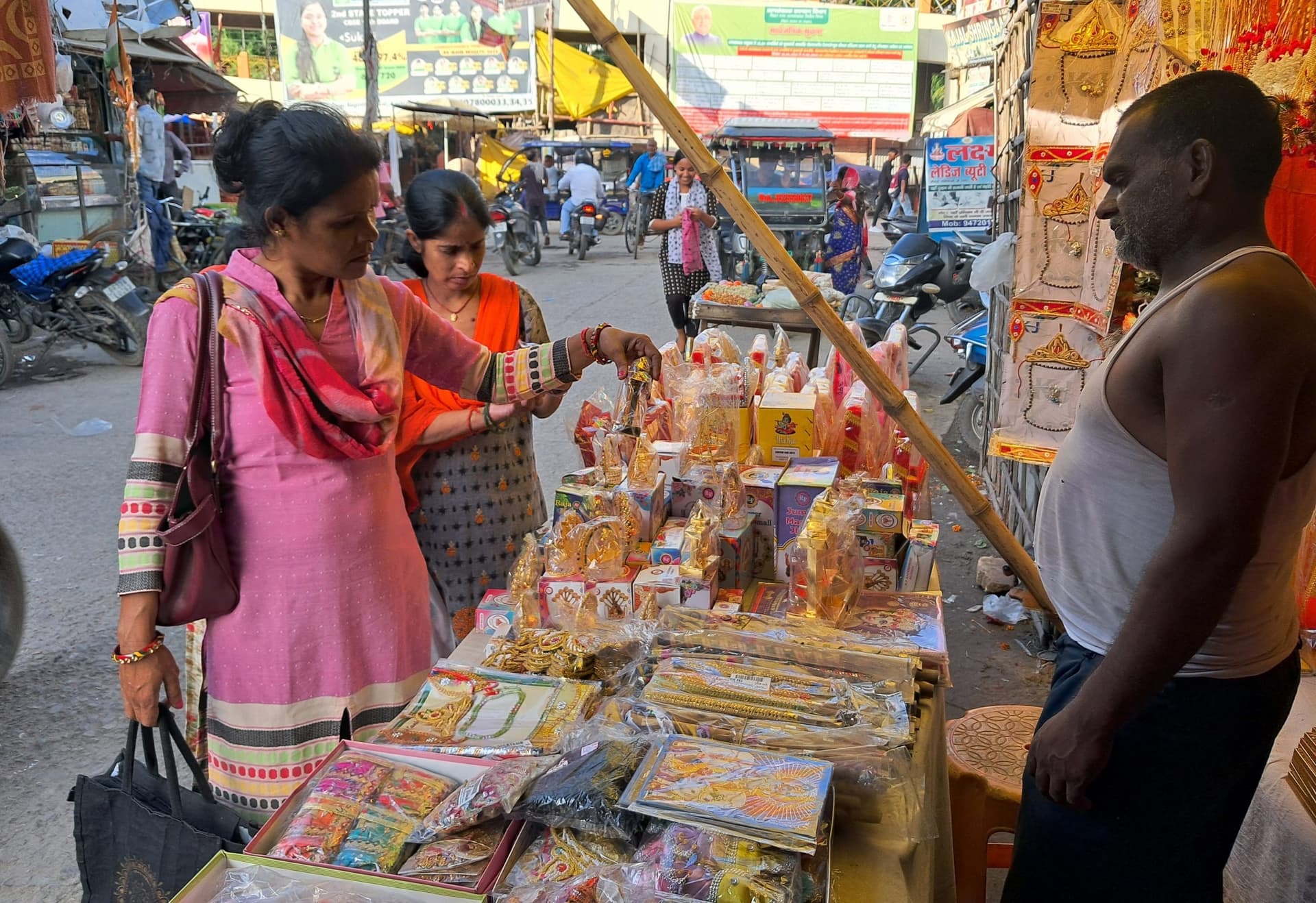 श्रीकृष्ण जन्मोत्सव को लेकर सजा बाजार, खरीदारों की बढ़ी भीड़