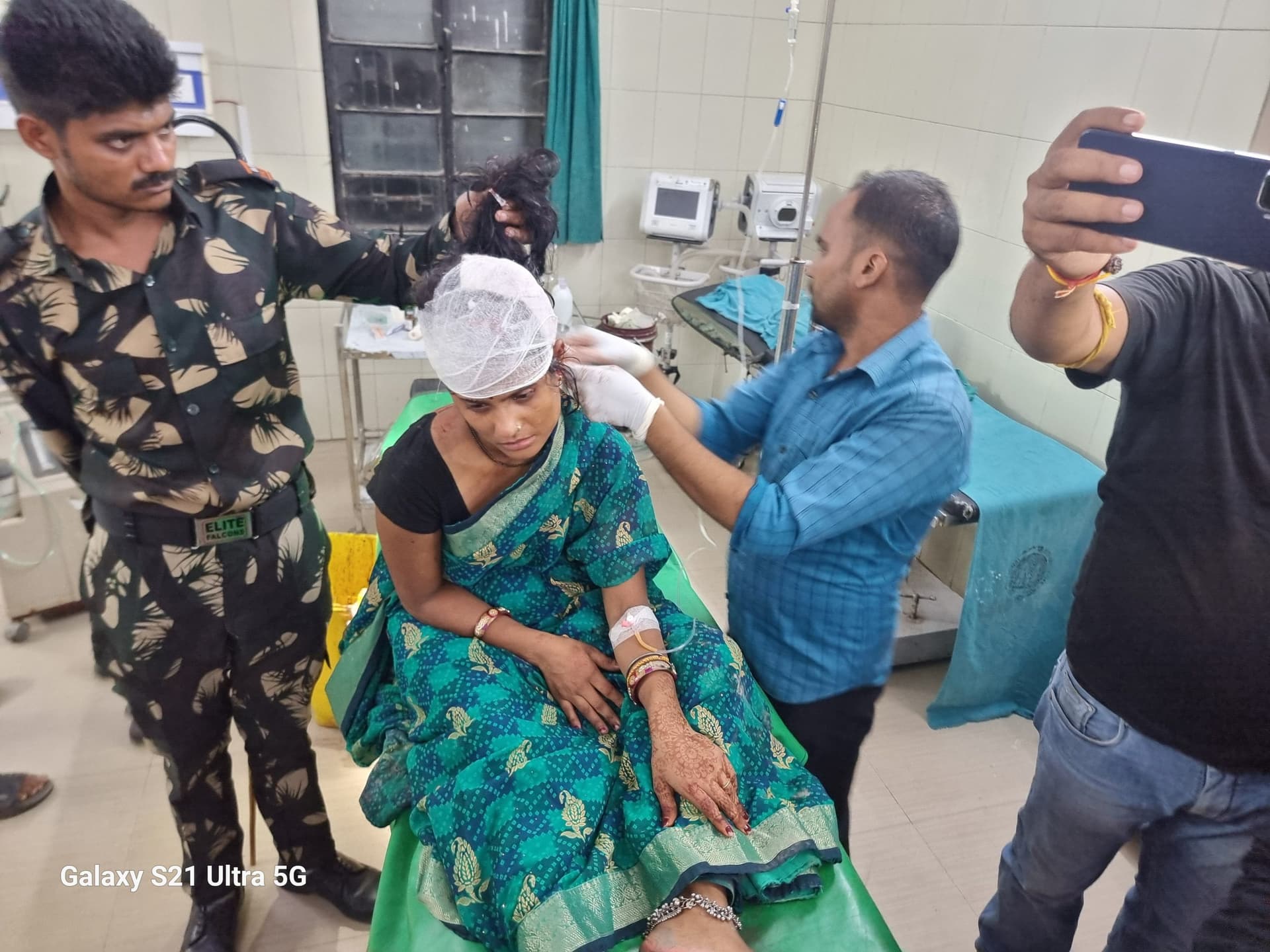 ट्रेन के नीचे कूदी महिला, चालक ने लगायी इमरजेंसी ब्रेक, बची जान