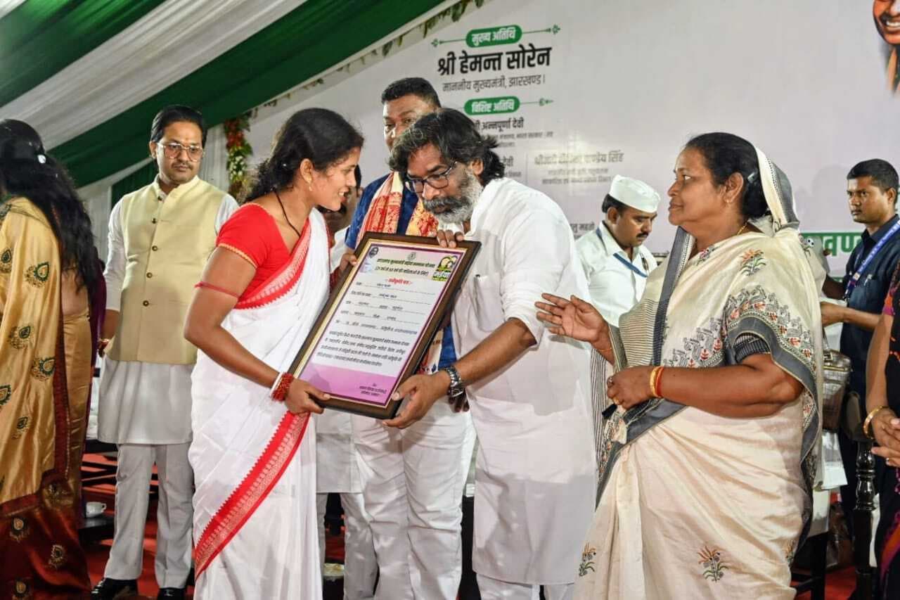 मुख्यमंत्री के हाथों धनबाद की ममता महतो व आदारी देवी को मिला स्वीकृति पत्र मुख्यमंत्री के हाथों धनबाद की ममता महतो व आदारी देवी को मिला स्वीकृति पत्र
