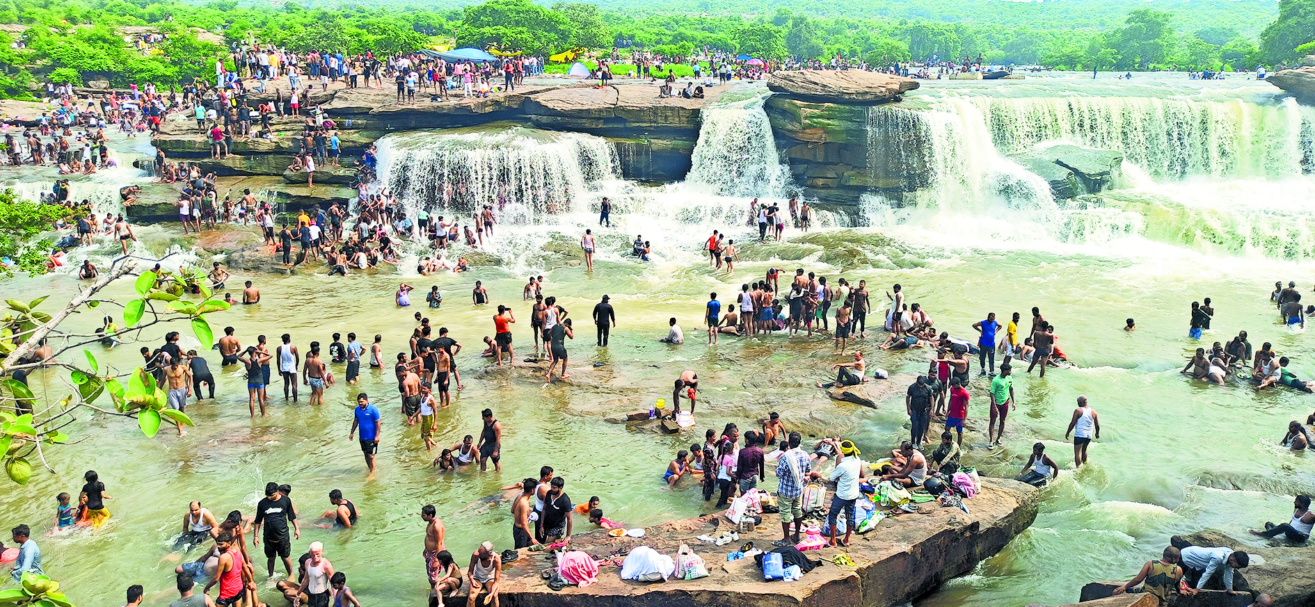 भादो के पहले रविवार को मांझरकुंड पर उमड़े सैलानी