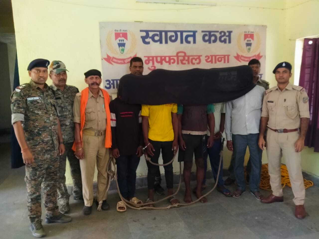 पपरवाटांड़ में हुई चोरी के मामले में सात गिरफ्तार, कई सामग्री बरामद