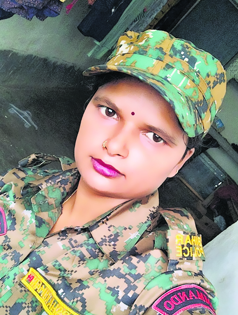 डायल 112 के दो पुलिसकर्मियों को एसपी ने किया सम्मानित