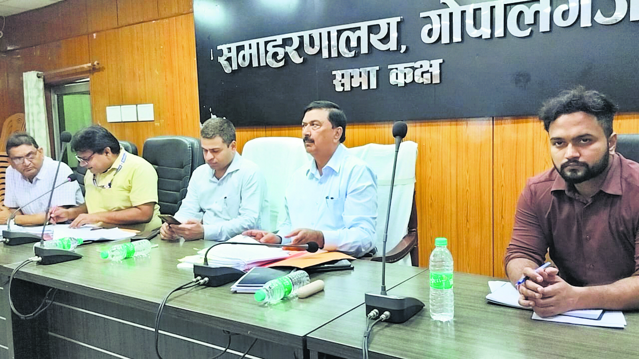 योजनाओं में भुगतान के बाद काम पूरा नहीं होने पर पंचायत सचिव से रिकवर करें राशि, दर्ज कराएं प्राथमिकी : डीएम