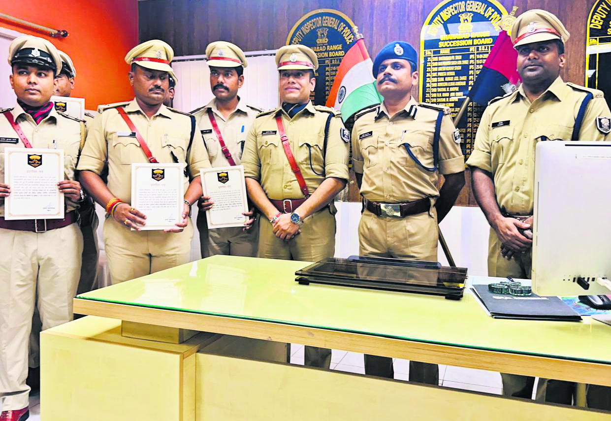 डीआइजी ने पुलिस पदाधिकारी व कर्मियों को किया सम्मानित