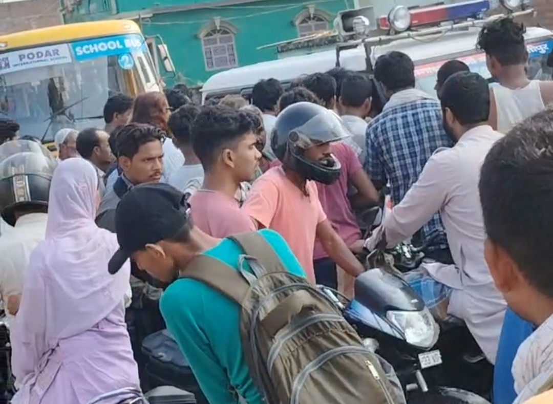 Samastipur News:Crime News:स्काॅर्पियो का पीछा कर रहे बाइक सवार बदमाशों को ग्रामीणों ने पुलिस के हवाले किया