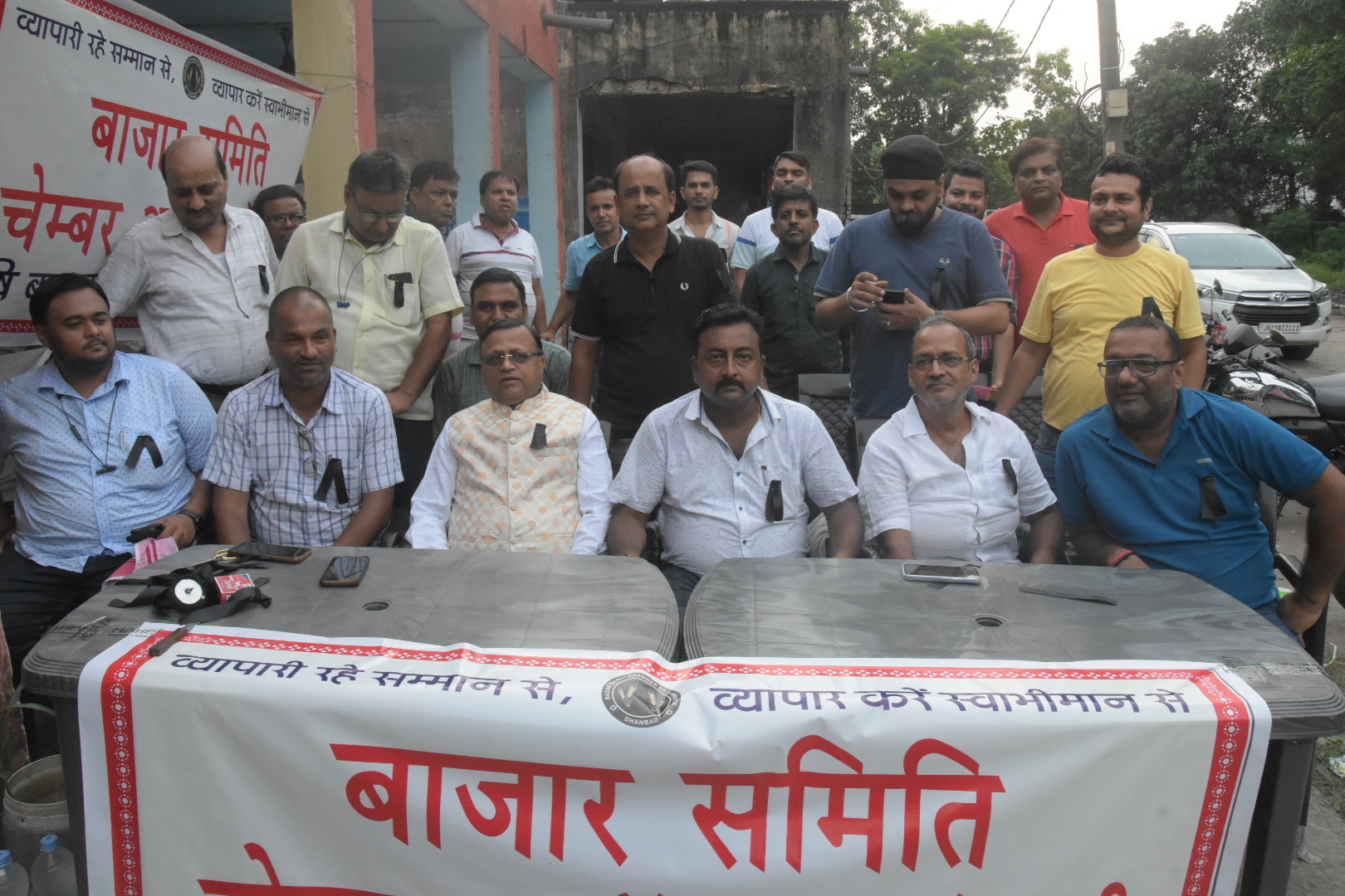 बाजार शुल्क के खिलाफ व्यवसायियों ने लगाया काला बिल्ला