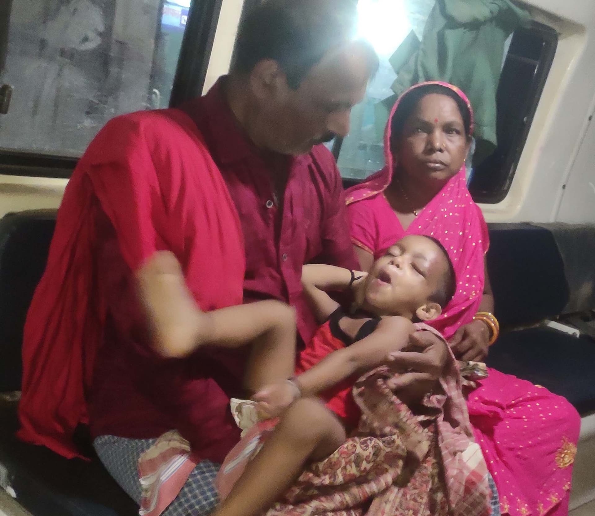 बस से गिरने पर दो साल के बच्चे की स्थिति गंभीर ,रेफर