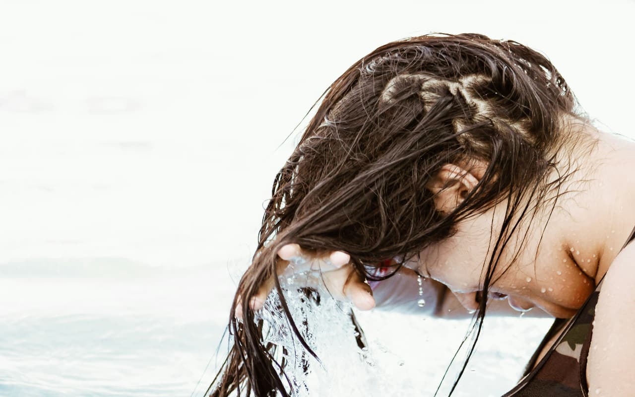 Hair Care: शैंपू के बाद रूखे और बेजान हो जाते हैं आपके बाल, इस तरह वापस पाएं चमक
