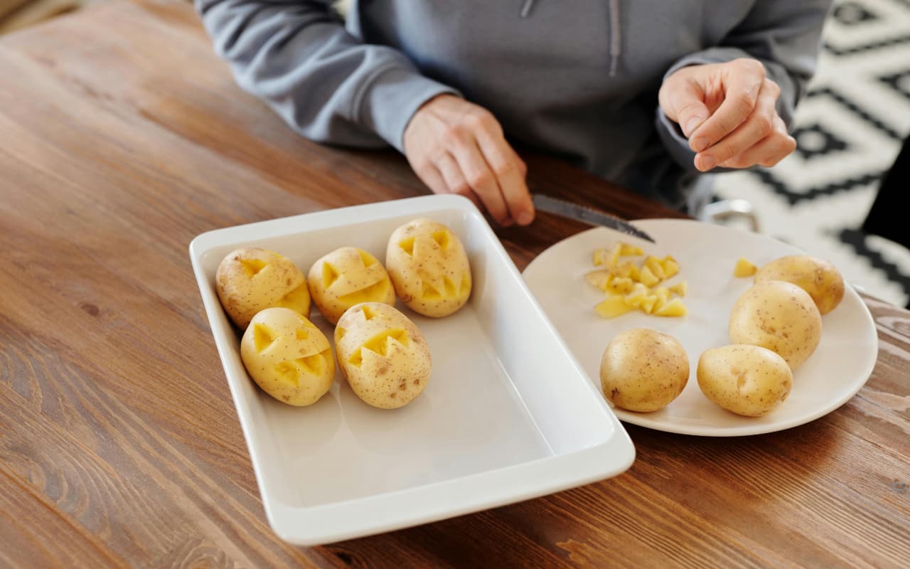 Kitchen Tips: बरसात में सड़ कर काले हो जा रहे आलू? कहीं आप भी तो नहीं कर रहे गलतियां