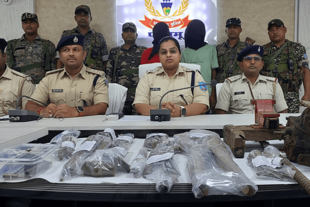 Jharkhand Naxal News: पलामू में नक्सलियों की हथियार बनाने की फैक्ट्री का हुआ पर्दाफाश, दो गिरफ्तार Jharkhand Naxal News: पलामू में नक्सलियों की हथियार बनाने की फैक्ट्री का हुआ पर्दाफाश, दो गिरफ्तार