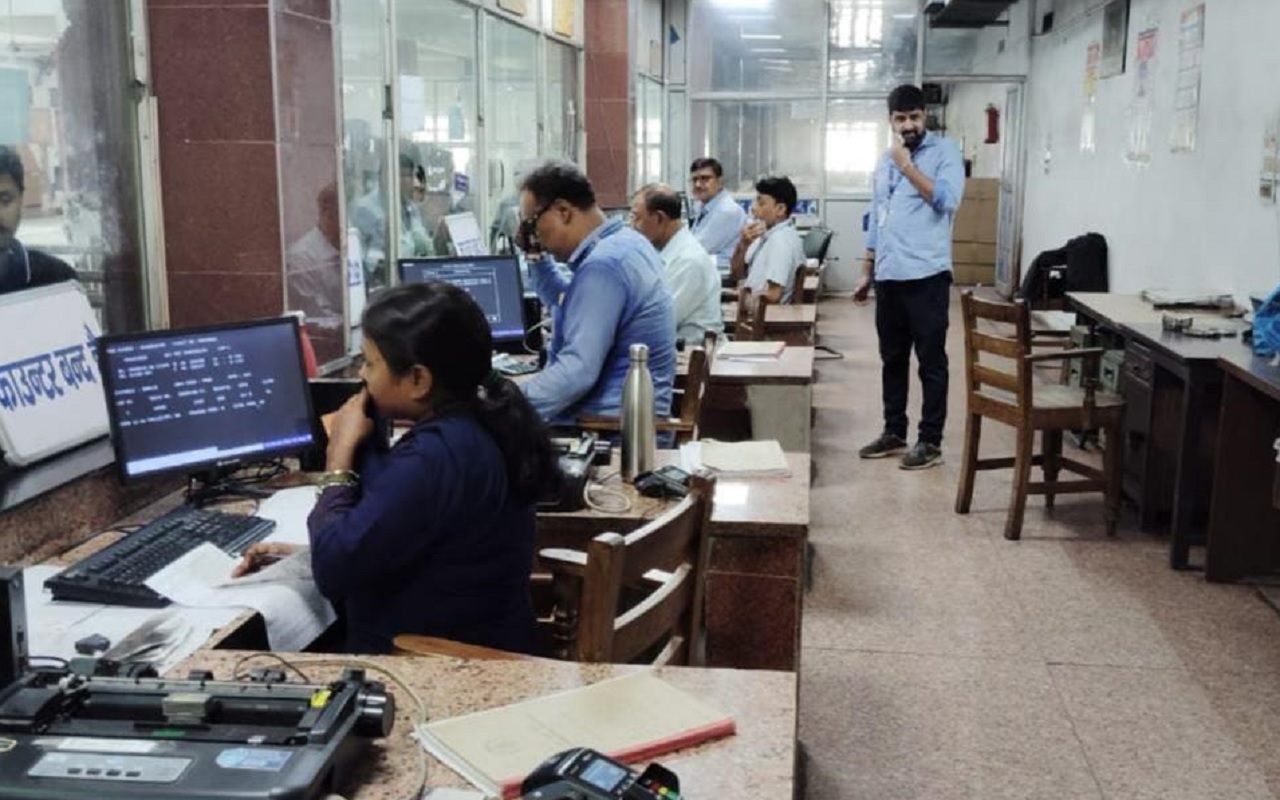 पटना जंक्शन में चोरों ने किया ऐसा हाथ साफ , टिकट बुकिंग काउंटर के कर्मियों के भी छूट रहे पसीने