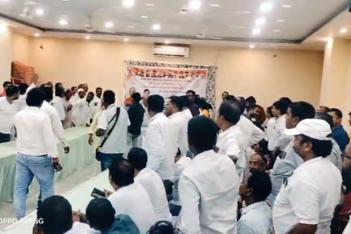 Latehar News: झारखंड कांग्रेस अध्यक्ष के सामने भिडे़ विधायक और जिलाध्यक्ष के समर्थक